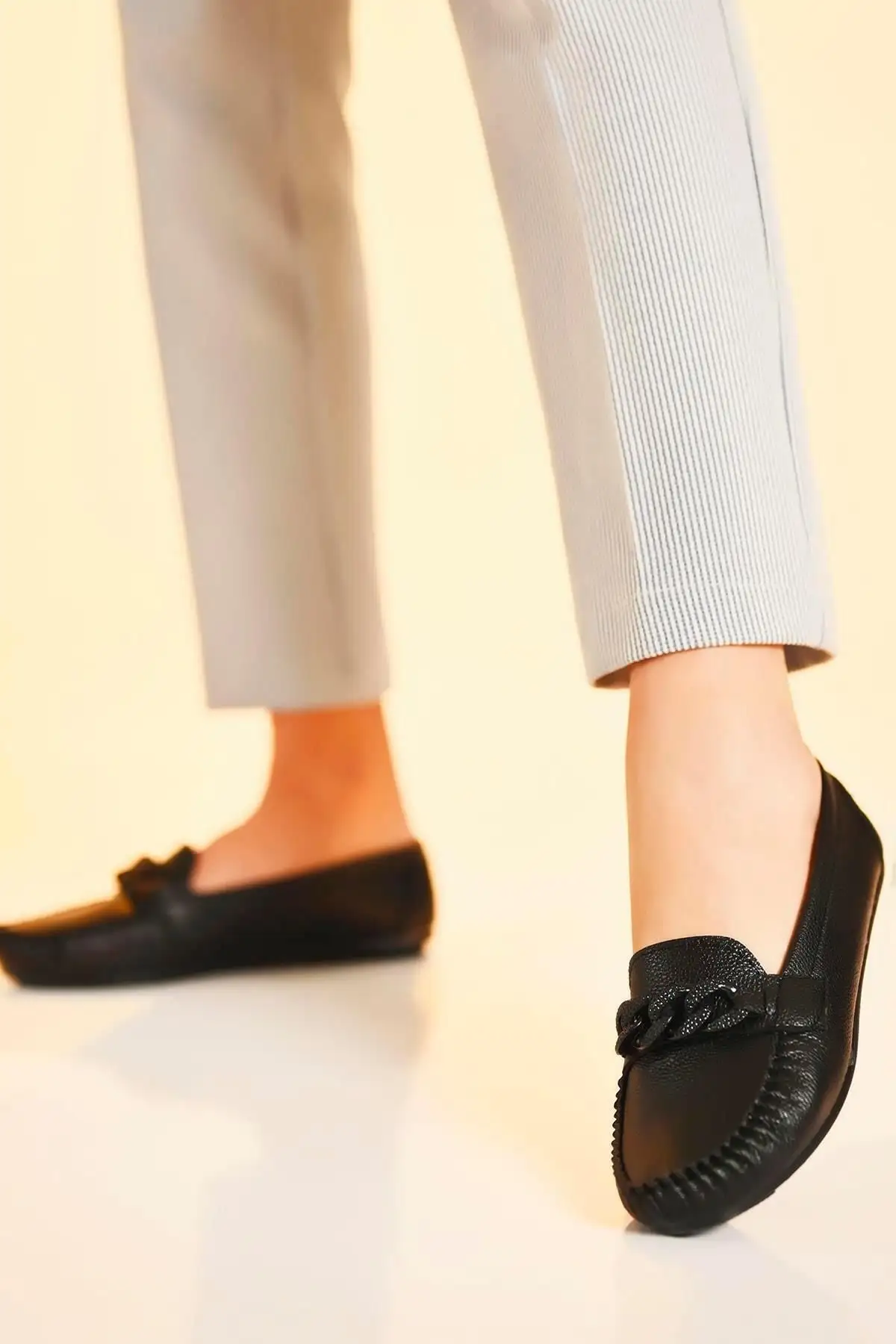 کفش تخت زنانه  روزمره  مشکی بابی با زنجیر مدل Bynddem02 - 4522 کفش تخت زنانه روزمره مشکی بابی با زنجیر مدل Bynddem02 - 4522