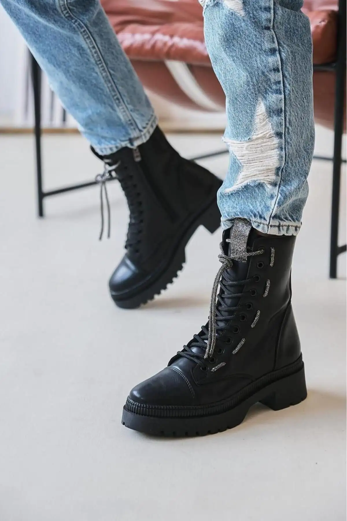 بوت و نیم بوت زنانه کفش   با سنگهای درخشان، بنددار، شیک، مناسب برای استفاده رزمره، با طراحی کامل  نک گرد - 5028 بوت و نیم بوت زنانه کفش با سنگهای درخشان، بنددار، شیک، مناسب برای استفاده رزمره، با طراحی کامل نک گرد - 5028