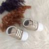 کفش نوزاد پسر کفش پتیک بچه‌گانه دخترانه/پسرانه با نوشته و بند، سایز 18-19، رنگ بژ - 3289