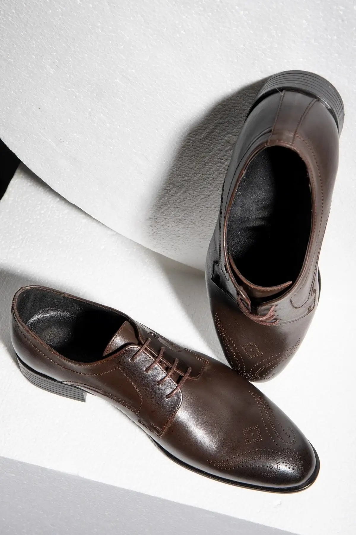 کفش مردانه 1. کفش کلاسیک مردانه از چرم طبیعی تئورا
2. کفش کلاسیک دربی
3. کفش کلاسیک با بند - 3268 کفش مردانه 1. کفش کلاسیک مردانه از چرم طبیعی تئورا 2. کفش کلاسیک دربی 3. کفش کلاسیک با بند - 3268