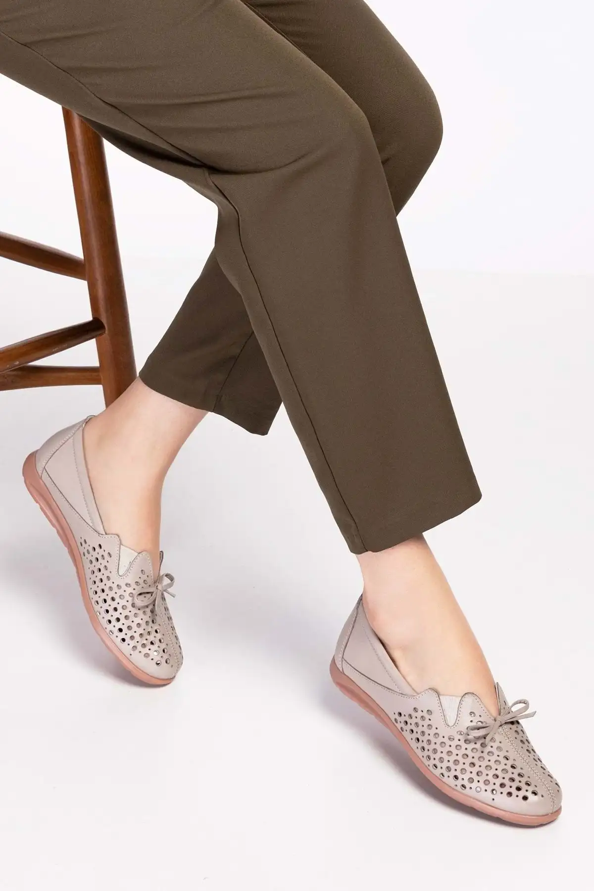 کفش تخت زنانه  روزمره با کفی ارتوپدیک از چرم طبیعی - مدل اسفا 2605 - 4547 کفش تخت زنانه روزمره با کفی ارتوپدیک از چرم طبیعی - مدل اسفا 2605 - 4547