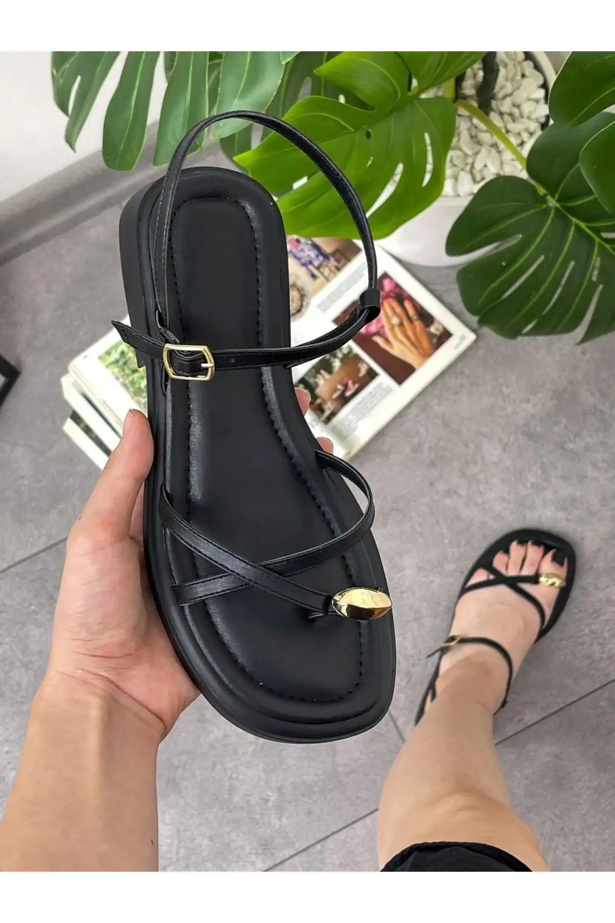 کفش صندل زنانه   با جزئیات قفل (هارپر) از چرم مشکی - 5402 کفش صندل زنانه با جزئیات قفل (هارپر) از چرم مشکی - 5402