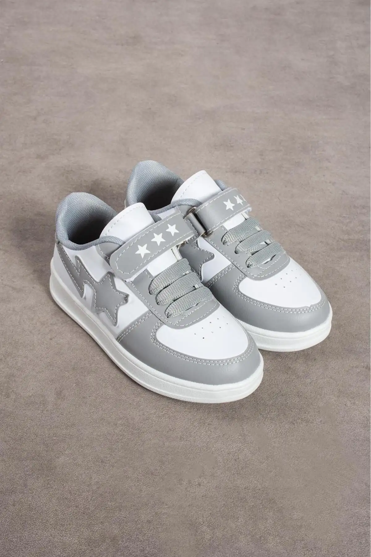 کفش پسرانه کفش مدرسه راحت و خوش comfortable برای بچهها به رنگ طوسی و سفید با بند چسبی و طراحی یونیسکس - 3715 کفش پسرانه کفش مدرسه راحت و خوش comfortable برای بچهها به رنگ طوسی و سفید با بند چسبی و طراحی یونیسکس - 3715