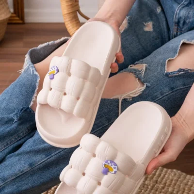 کفش راحتی خانه زنانه، سبک و لوکس با کف پاشنه‌بلند و ضد لغزش، دمپایی روزمره با طرح استیکر برای استفاده در سواحل، استخر و حمام. - 5353