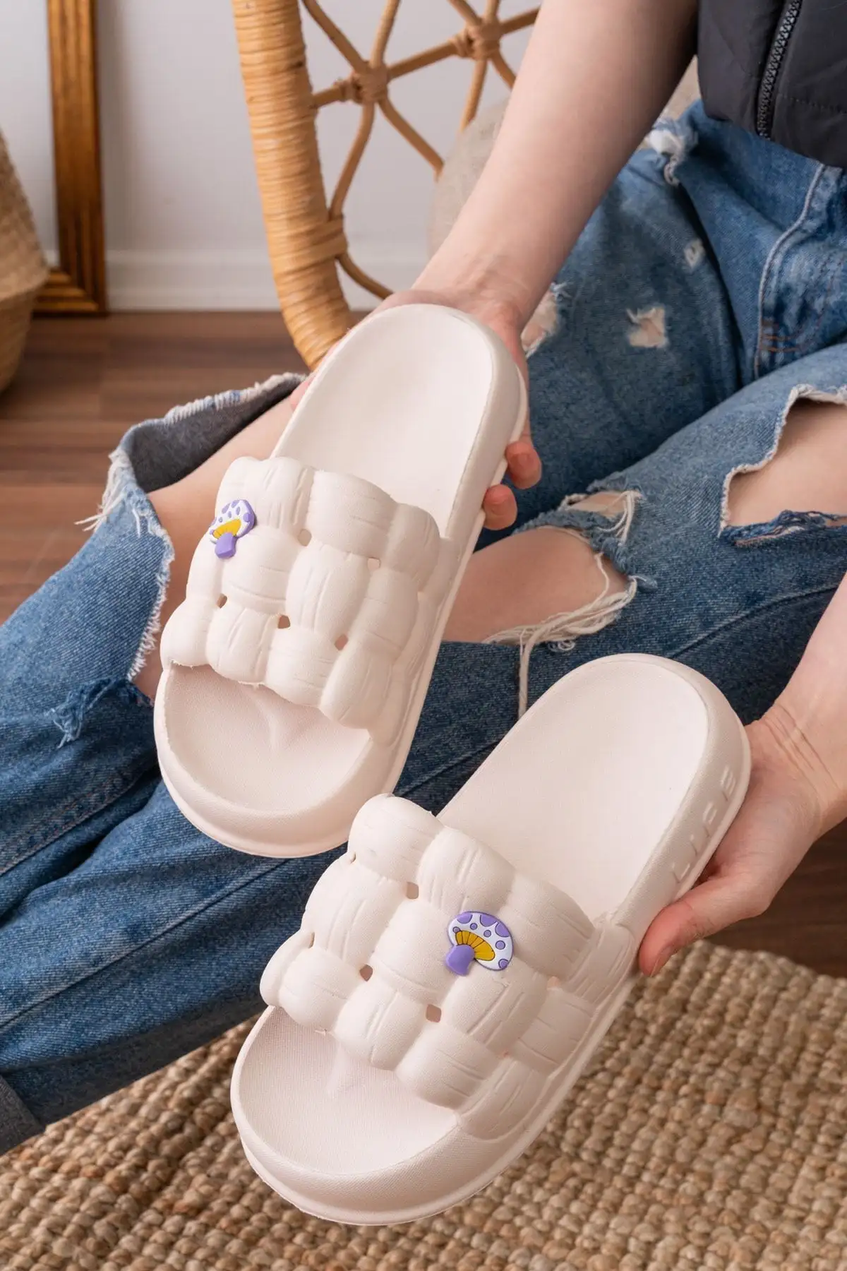 کفش راحتی خانه زنانه، سبک و لوکس با کف پاشنهبلند و ضد لغزش، دمپایی روزمره با طرح استیکر برای استفاده در سواحل، استخر و حمام. - 5353 کفش راحتی خانه زنانه، سبک و لوکس با کف پاشنهبلند و ضد لغزش، دمپایی روزمره با طرح استیکر برای استفاده در سواحل، استخر و حمام. - 5353