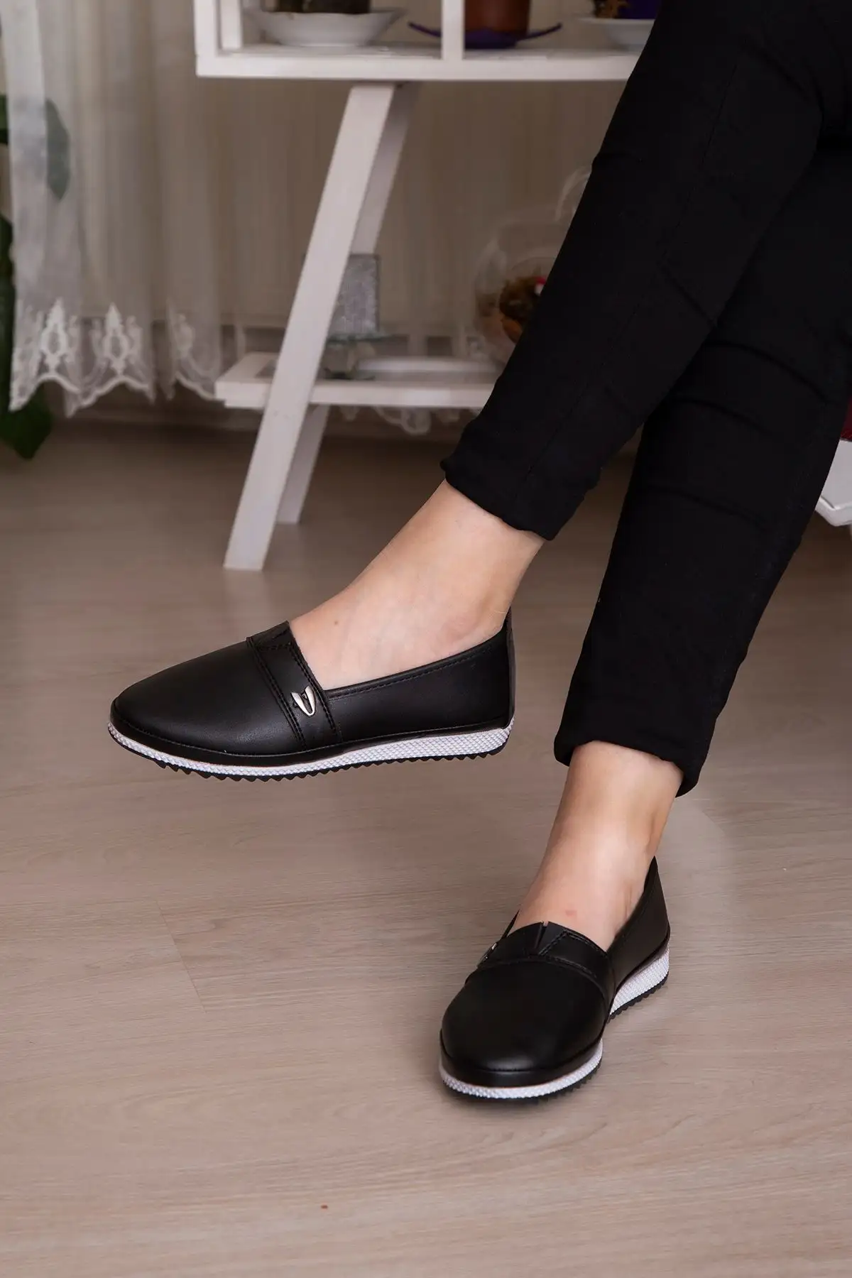 کفش تخت زنانه  روباز  نرم و روزمره با بند و سوراخهای روی سطح - 4540 کفش تخت زنانه روباز نرم و روزمره با بند و سوراخهای روی سطح - 4540