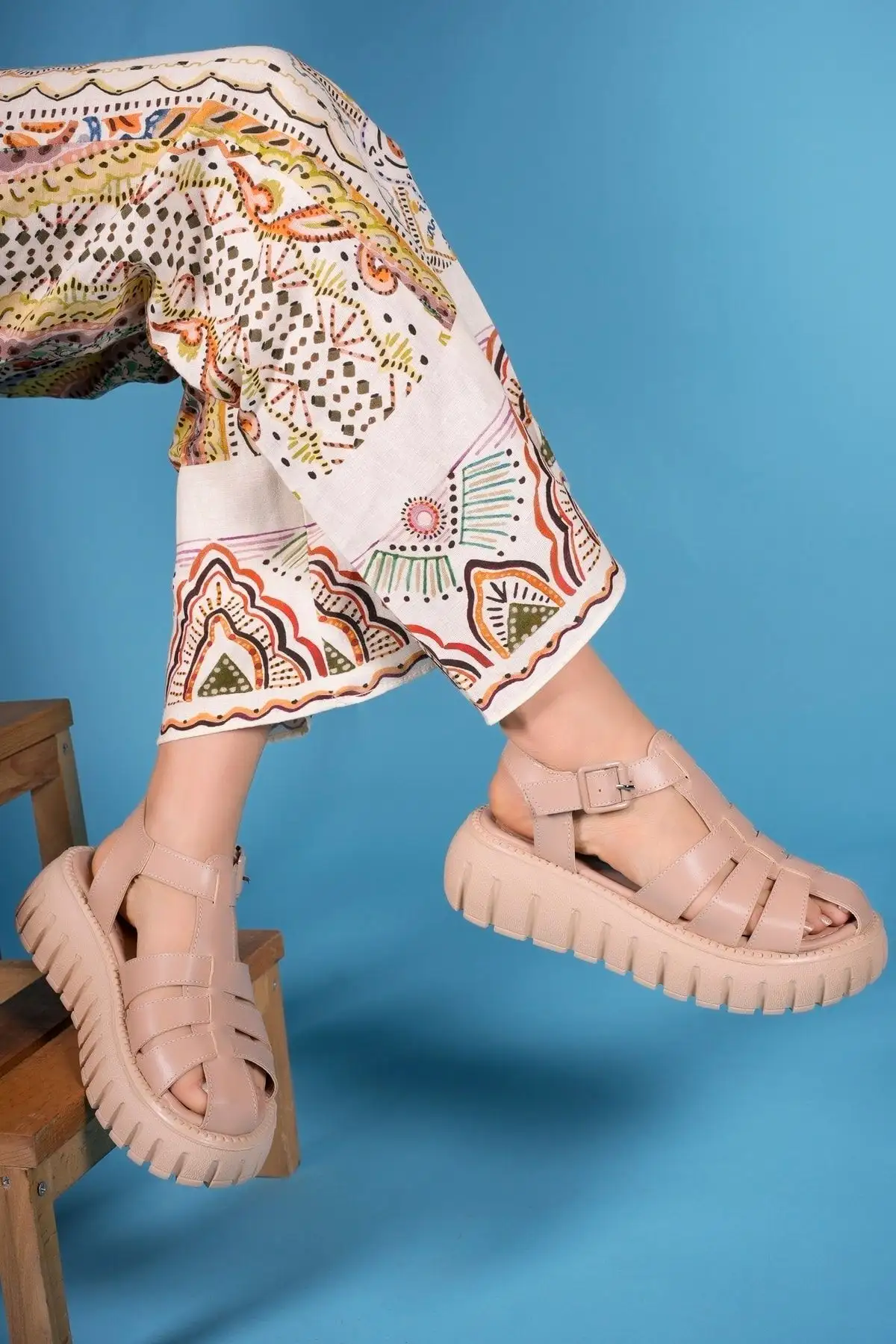 کفش صندل زنانه سندل  ۰۰۱۲۶۰۰ نود - 4859 کفش صندل زنانه سندل ۰۰۱۲۶۰۰ نود - 4859