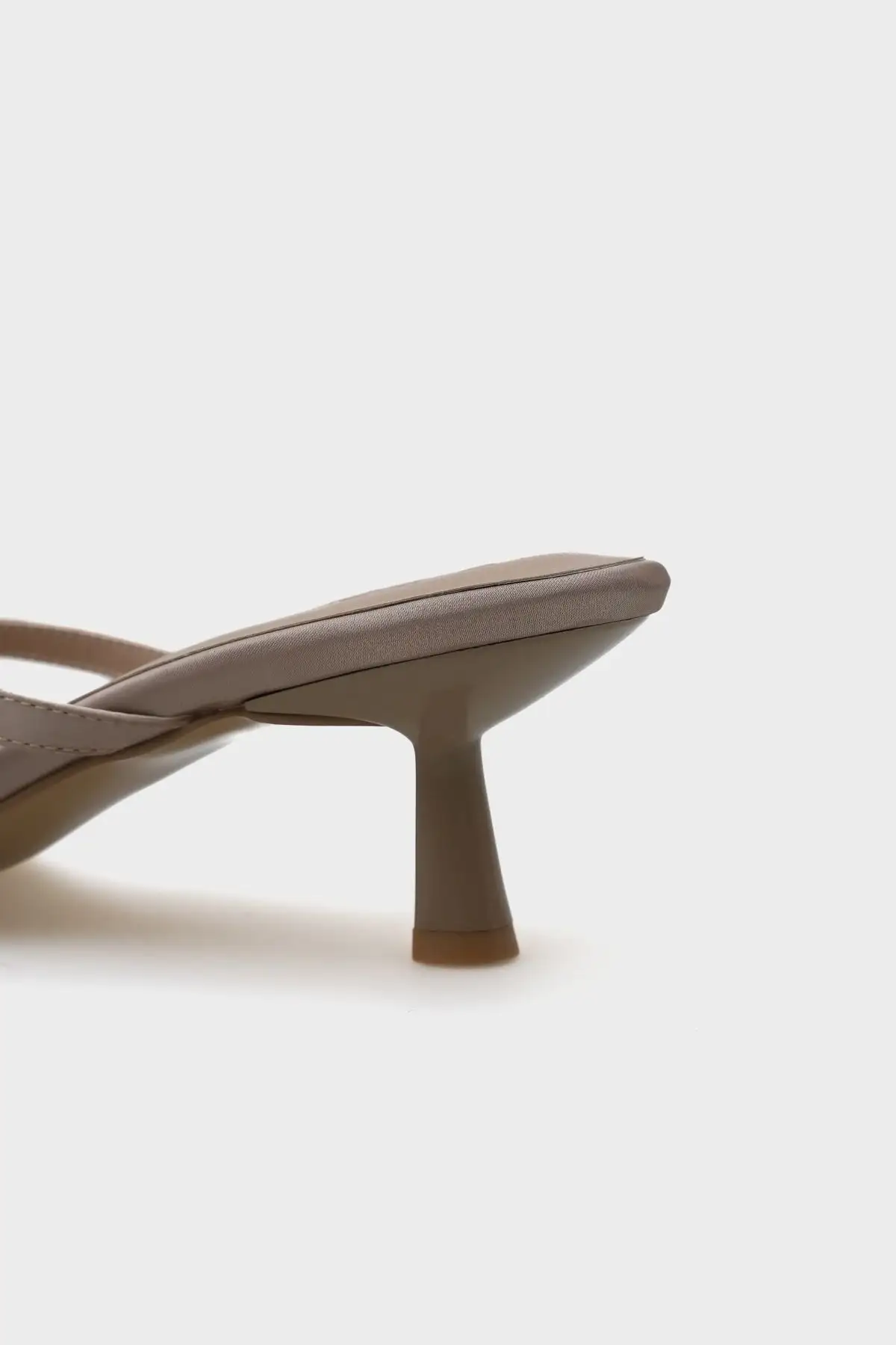 کفش راحتی خانه  پاشنه متوسط زنانه با بند و نگین دار و نوک کوتاه ساتن - 5255 کفش راحتی خانه پاشنه متوسط زنانه با بند و نگین دار و نوک کوتاه ساتن - 5255