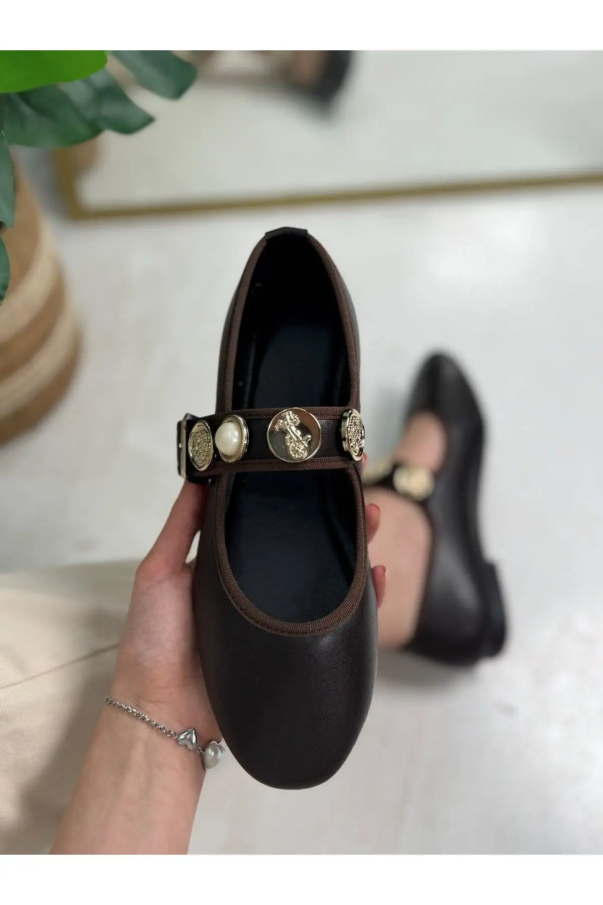 کفش اداری زنانه  راحتی  روزمره مدل بارت با بند طلایی مرواریدی و نوک بیضی، سبک و اورتopedیک مناسب برای خانه، کار و دفتر 300 - 4391 کفش اداری زنانه راحتی روزمره مدل بارت با بند طلایی مرواریدی و نوک بیضی، سبک و اورتopedیک مناسب برای خانه، کار و دفتر 300 - 4391