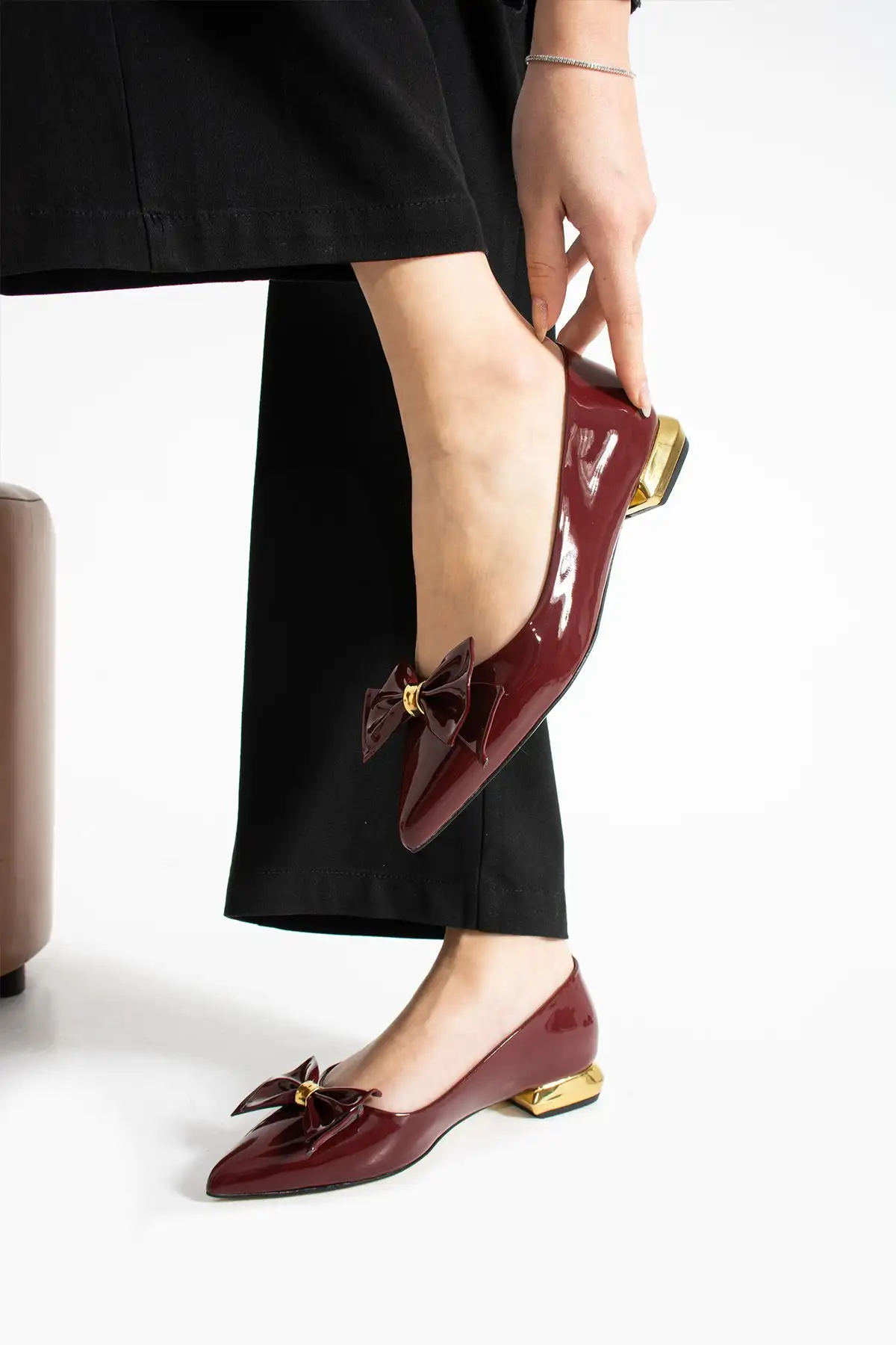 کفش اداری زنانه  بابل چرم مصنوعی بوردو – با تزئینات گوجهای و جزئیات طلایی، دارای کفی ارگونومیک برای شیک پوشی روزمره و محیط  - 4241 کفش اداری زنانه بابل چرم مصنوعی بوردو – با تزئینات گوجهای و جزئیات طلایی، دارای کفی ارگونومیک برای شیک پوشی روزمره و محیط - 4241