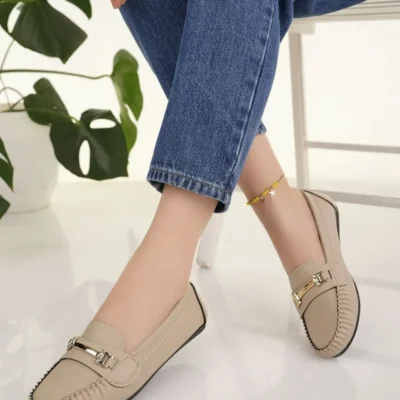 کفش تخت زنانه راحتی بژ با زنجیر و قفل سبک و شیک برای استفاده روزمره - 4534