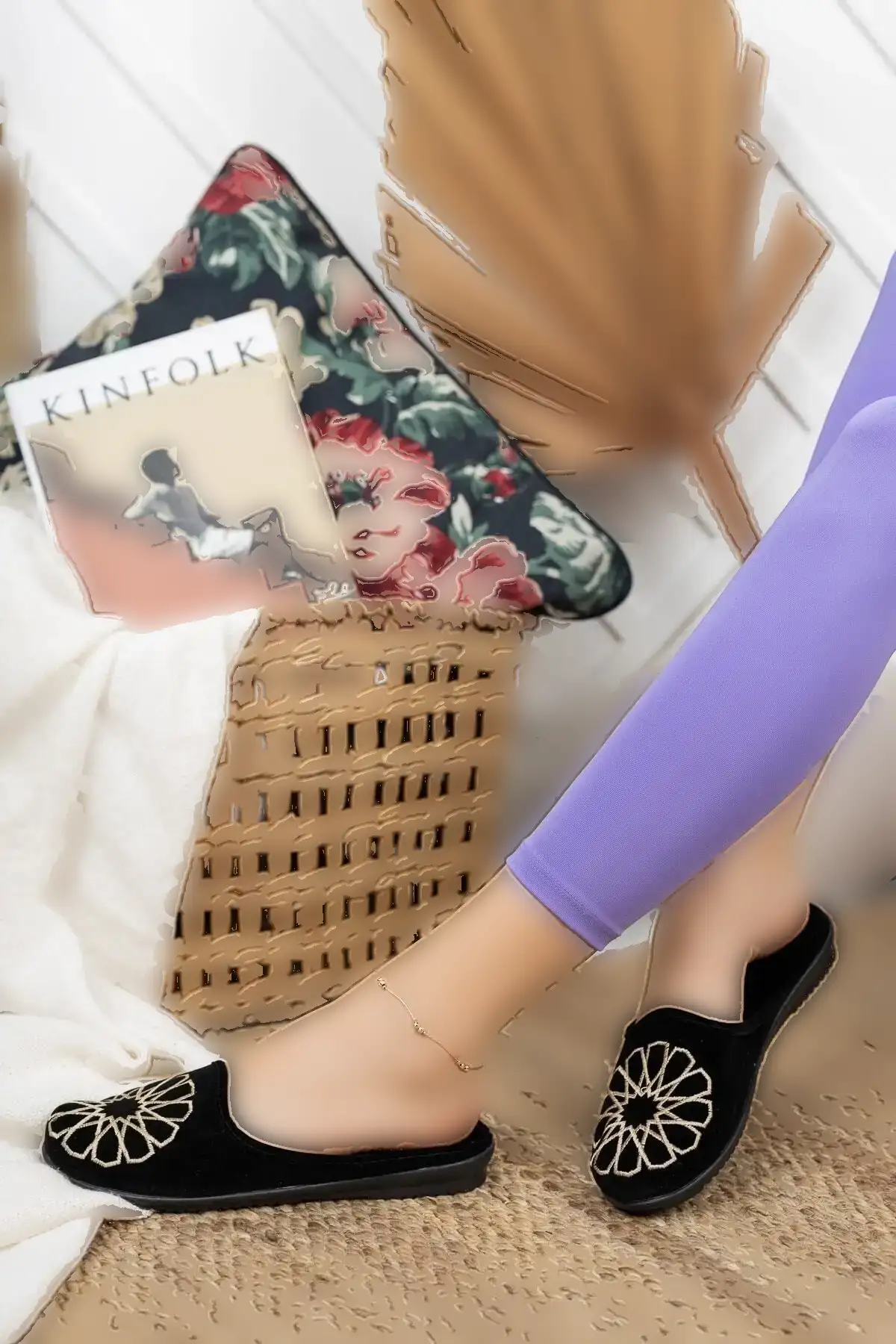 کفش راحتی خانه دمپایی زمستانی زنانه سیاه با کفی نرم و راحت، دمپایی بسته و گلدوزی شده مناسب برای جهیزیه - 4622 کفش راحتی خانه دمپایی زمستانی زنانه سیاه با کفی نرم و راحت، دمپایی بسته و گلدوزی شده مناسب برای جهیزیه - 4622