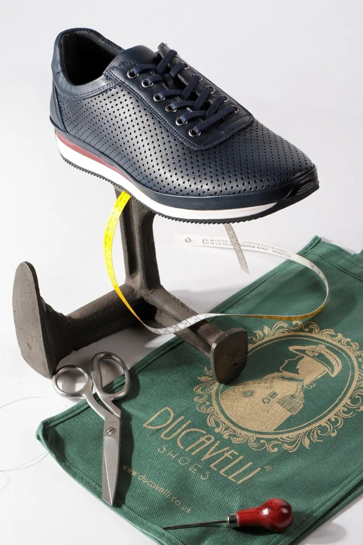 سایز بزرگ مردانه 1. کفش روزمره مردانه چوبی نوک تیز از چرم طبیعی
2. کفش تابستانی از چرم طبیعی
3. کفش سوراخدار آبی تیره - 3520 سایز بزرگ مردانه 1. کفش روزمره مردانه چوبی نوک تیز از چرم طبیعی 2. کفش تابستانی از چرم طبیعی 3. کفش سوراخدار آبی تیره - 3520