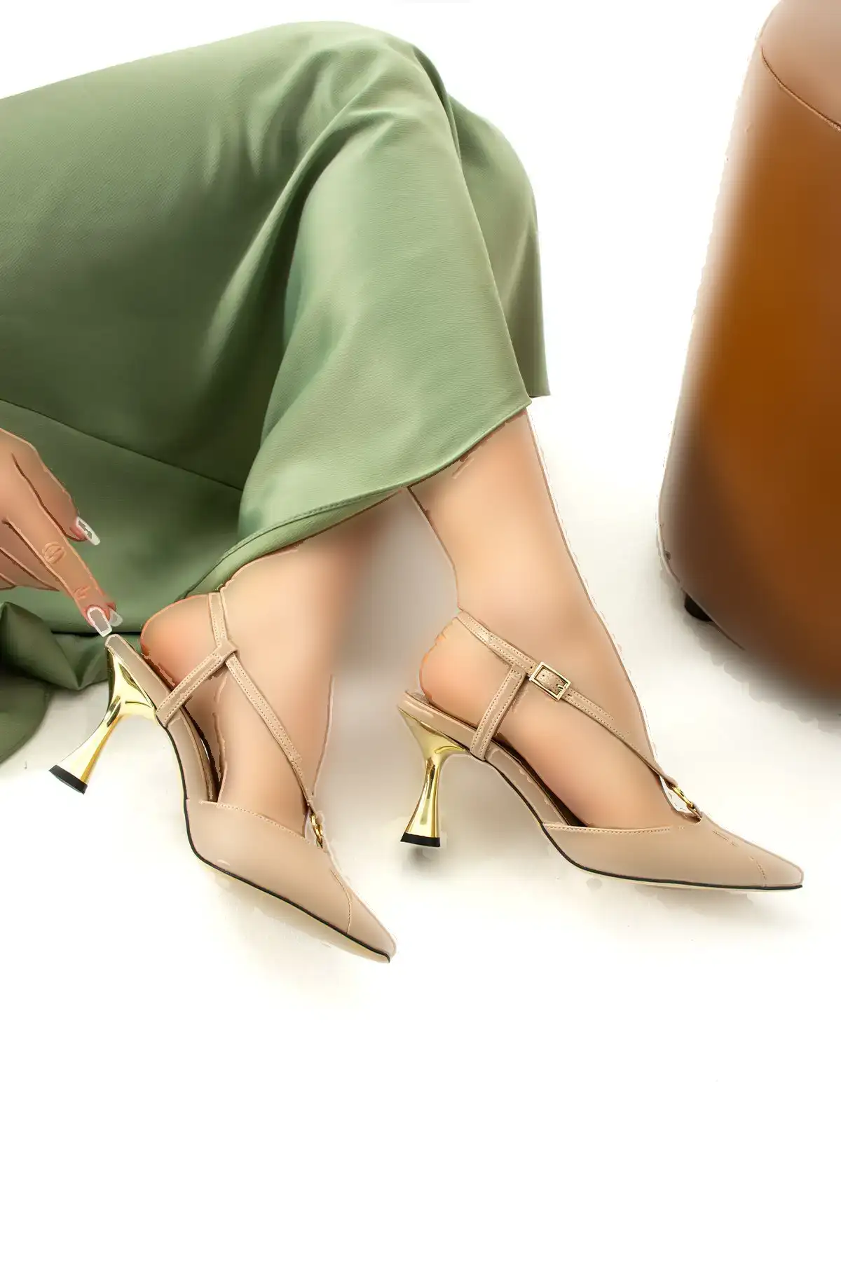 کفش پاشنه بلند زنانه  پاشنه   ماتی بژ لوکس با جزئیات طلایی، شیک و زیبا برای ترکیبهای روزمره و مراسم ویژه. - 4429 کفش پاشنه بلند زنانه پاشنه ماتی بژ لوکس با جزئیات طلایی، شیک و زیبا برای ترکیبهای روزمره و مراسم ویژه. - 4429