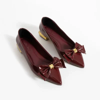 کفش اداری زنانه بابل چرم مصنوعی بوردو – با تزئینات گوجه‌ای و جزئیات طلایی، دارای کفی ارگونومیک برای شیک پوشی روزمره و محیط - 4241