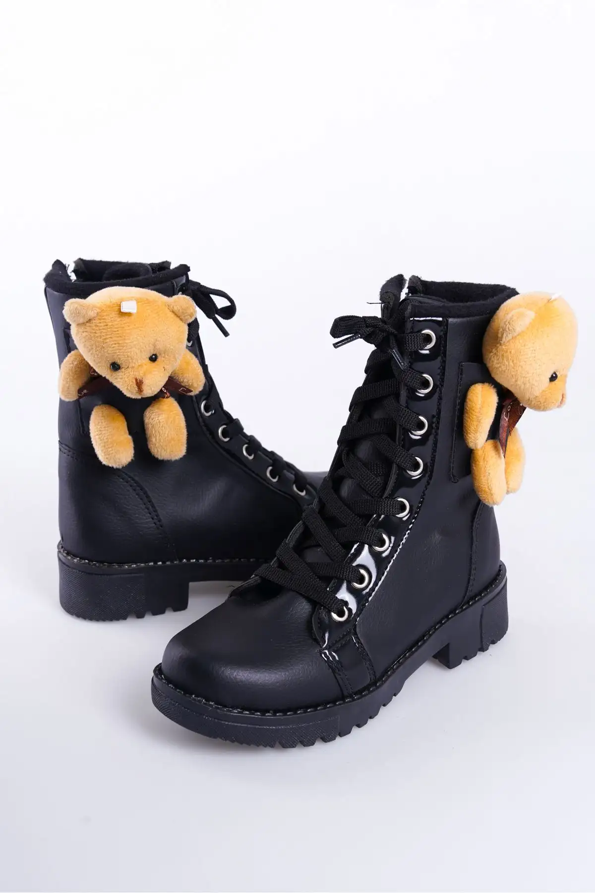 بوت بچگانه  دخترانه سیاه با آستر گرم و زیره ضد لغزش، دارای زیپ و دکمههای عروسکی. - 4930 بوت بچگانه دخترانه سیاه با آستر گرم و زیره ضد لغزش، دارای زیپ و دکمههای عروسکی. - 4930