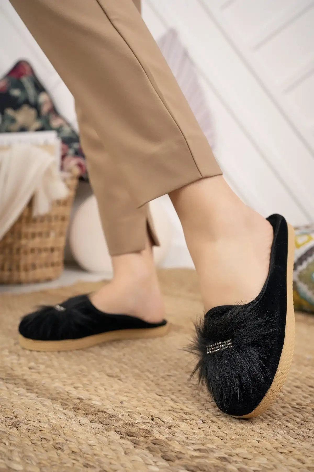 کفش راحتی خانه دمپایی خانگی زنانه مشکی پشمالو، زمستانی، نرم و راحت با نگین، مناسب برای میهمانها و جهیزیه. - 3964 کفش راحتی خانه دمپایی خانگی زنانه مشکی پشمالو، زمستانی، نرم و راحت با نگین، مناسب برای میهمانها و جهیزیه. - 3964