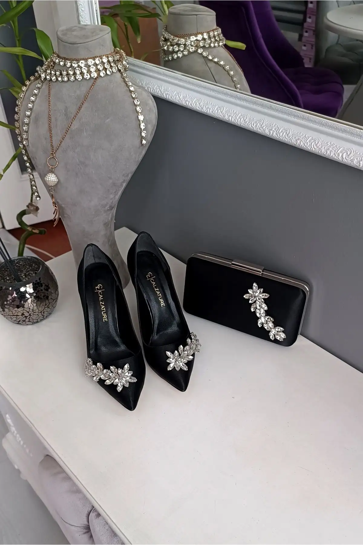 کفش اداری زنانه ست کیف ساتن مشکی با کفش زنانه پاشنه 11 سانتی شومپانی و نقرهدوزی ستارهای - 3561 کفش اداری زنانه ست کیف ساتن مشکی با کفش زنانه پاشنه 11 سانتی شومپانی و نقرهدوزی ستارهای - 3561