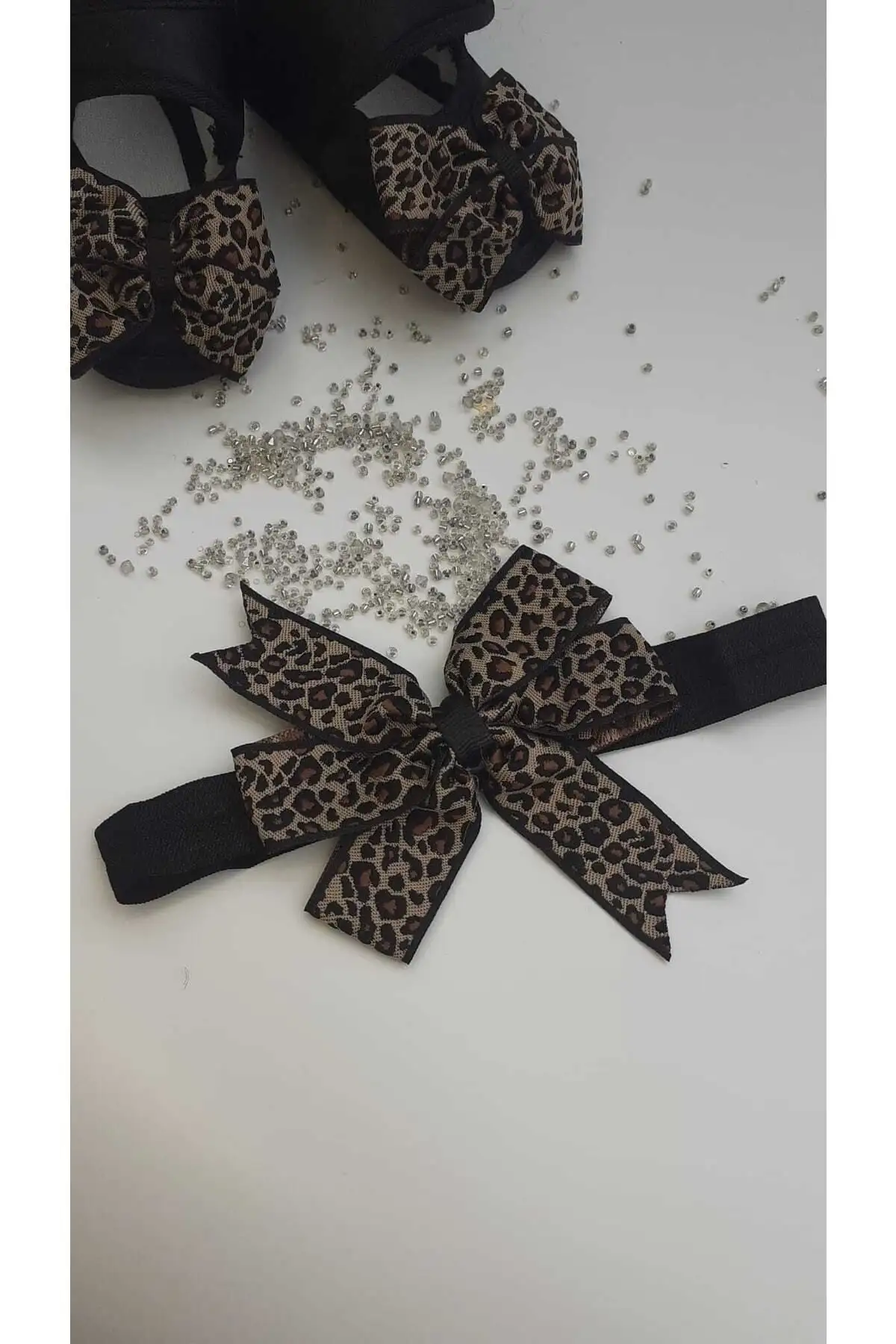 کفش نوزاد پسر ست پاپوش و باندانا با طرح پلنگی برای نوزاد - ست کفش نوزاد و باندانا - 3299