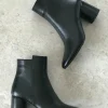 بوت و نیم‌ بوت زنانه بغل‌دار از چرم طبیعی سیاه - 5011
