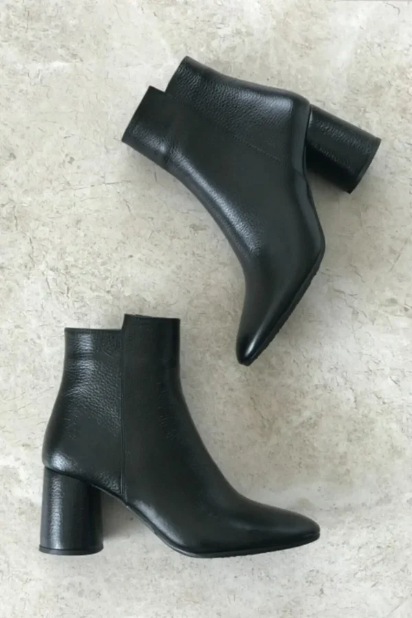 بوت و نیم‌ بوت زنانه بغل‌دار از چرم طبیعی سیاه - 5011