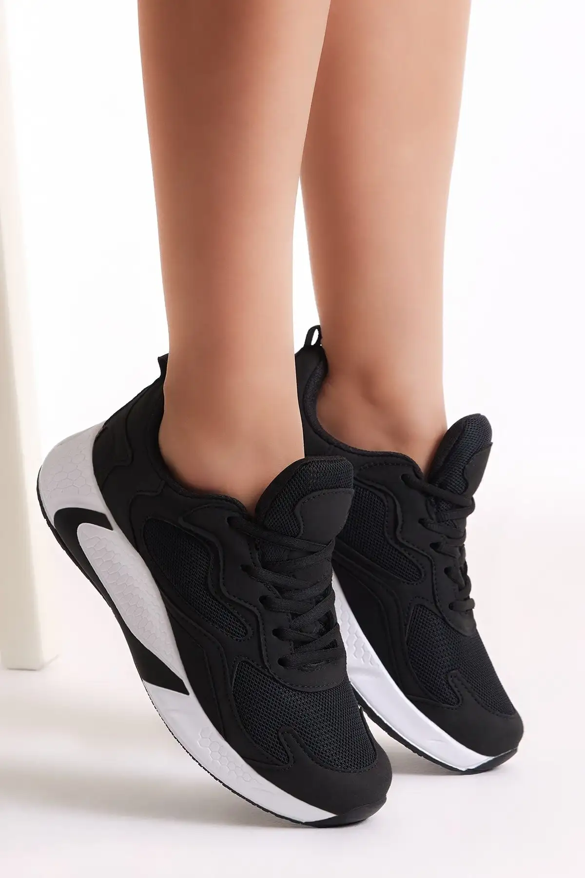 کفش پسرانه  ورزشی زنانه و مردانه مشکی و سفید مدل V2901 - 4489 کفش پسرانه ورزشی زنانه و مردانه مشکی و سفید مدل V2901 - 4489