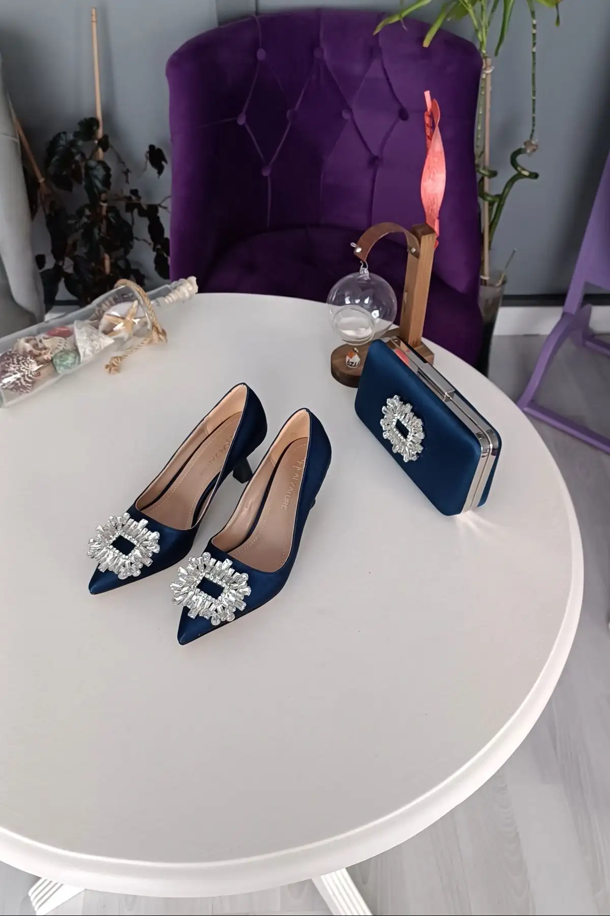 کفش اداری زنانه کیف کادو ست ساتن سرمهای با پاشنه ۷ سانتیمتر زنانه استیلتیو با سنگ قیمتی رومی - 3559 کفش اداری زنانه کیف کادو ست ساتن سرمهای با پاشنه ۷ سانتیمتر زنانه استیلتیو با سنگ قیمتی رومی - 3559