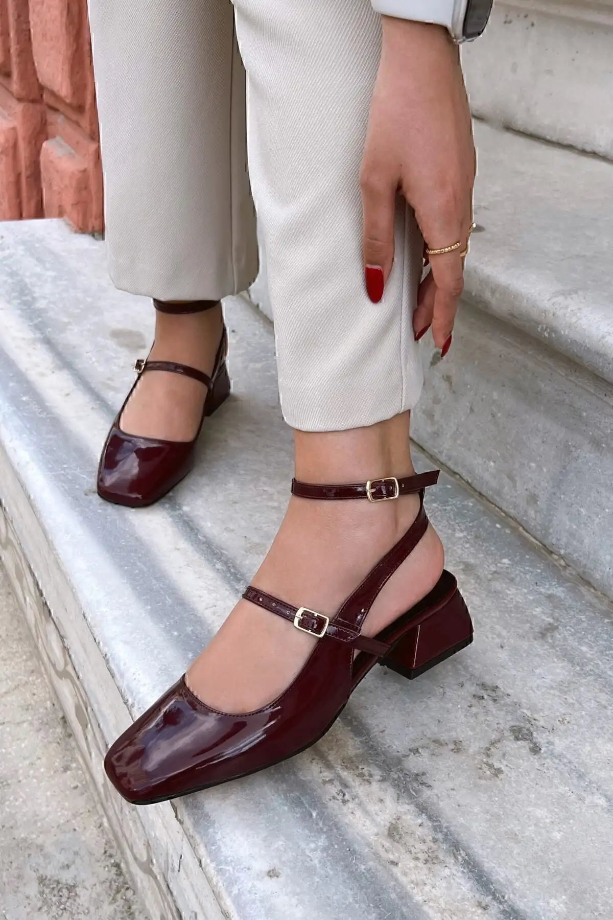 کفش زنانه  پاشنه کوتاه  ی ماری جین بوردو رنگ، با پشت باز و نوک مربع و بند دار، رنگ گیلاسی - 4057 کفش زنانه پاشنه کوتاه ی ماری جین بوردو رنگ، با پشت باز و نوک مربع و بند دار، رنگ گیلاسی - 4057