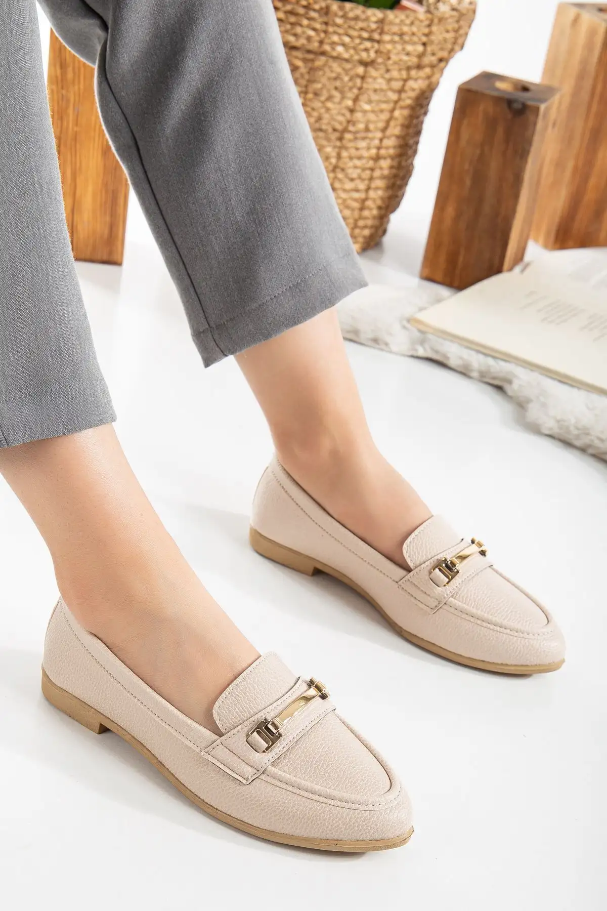 کفش تخت زنانه  روزمره  با جزئیات تاجی، شیک و راحت و ортопедیک - 5187 کفش تخت زنانه روزمره با جزئیات تاجی، شیک و راحت و ортопедیک - 5187