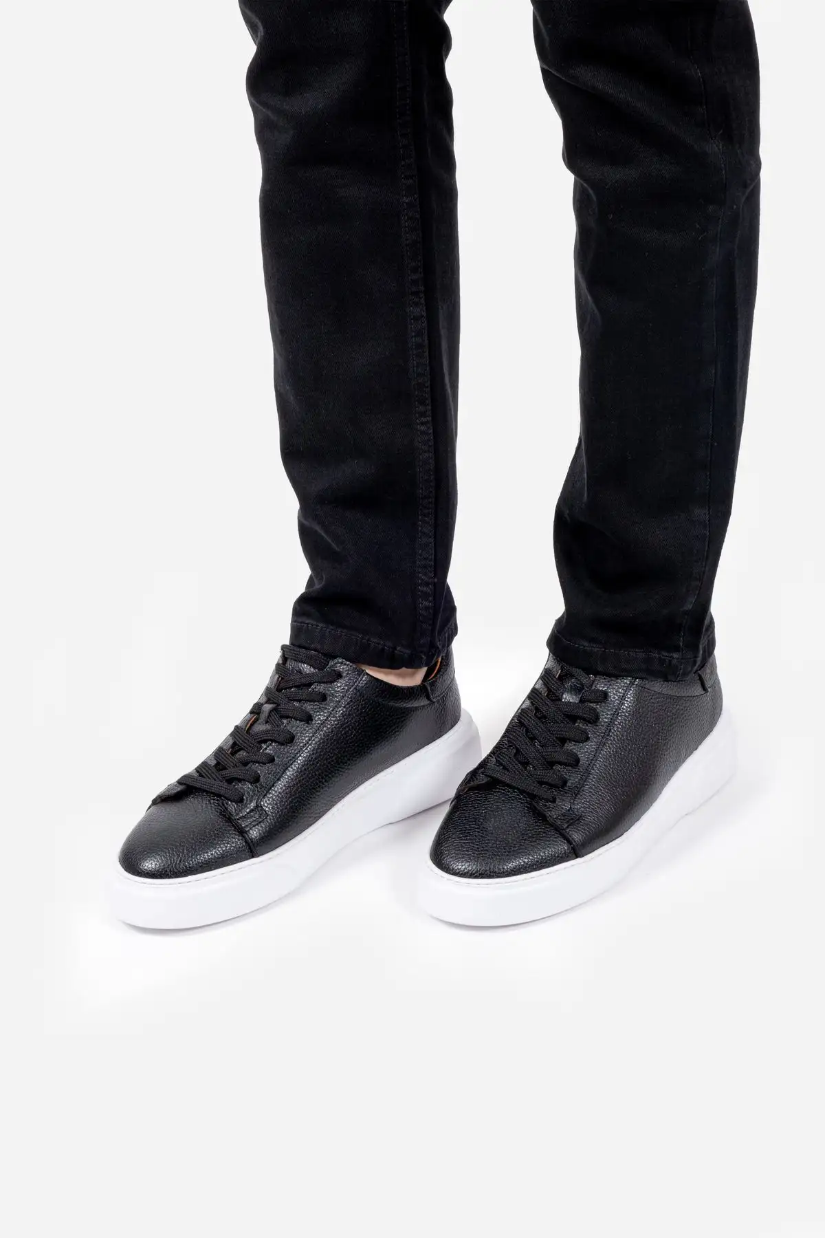 کفش روزمره مردانه    فوق العاده راحت از چرم طبیعی ۱۰۰% سیاه مدل LUASS25AL0040 - 4025 کفش روزمره مردانه فوق العاده راحت از چرم طبیعی ۱۰۰% سیاه مدل LUASS25AL0040 - 4025