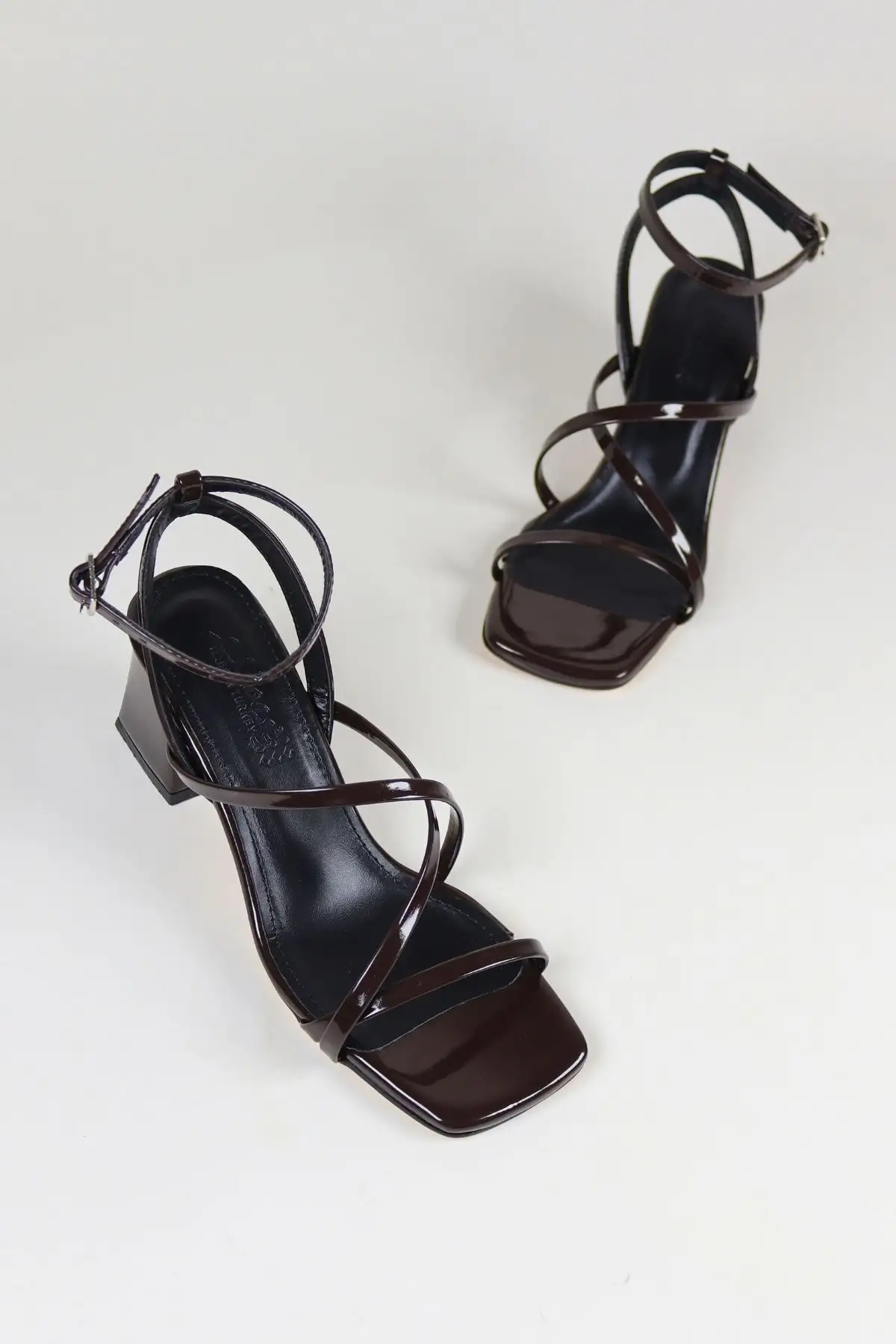 کفش صندل زنانه سندل قهوهای با پاشنه ضخیم و بستن دور مچ براق - 4667 کفش صندل زنانه سندل قهوهای با پاشنه ضخیم و بستن دور مچ براق - 4667