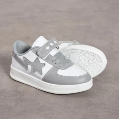 کفش پسرانه کفش مدرسه راحت و خوش comfortable برای بچه‌ها به رنگ طوسی و سفید با بند چسبی و طراحی یونیسکس - 3715