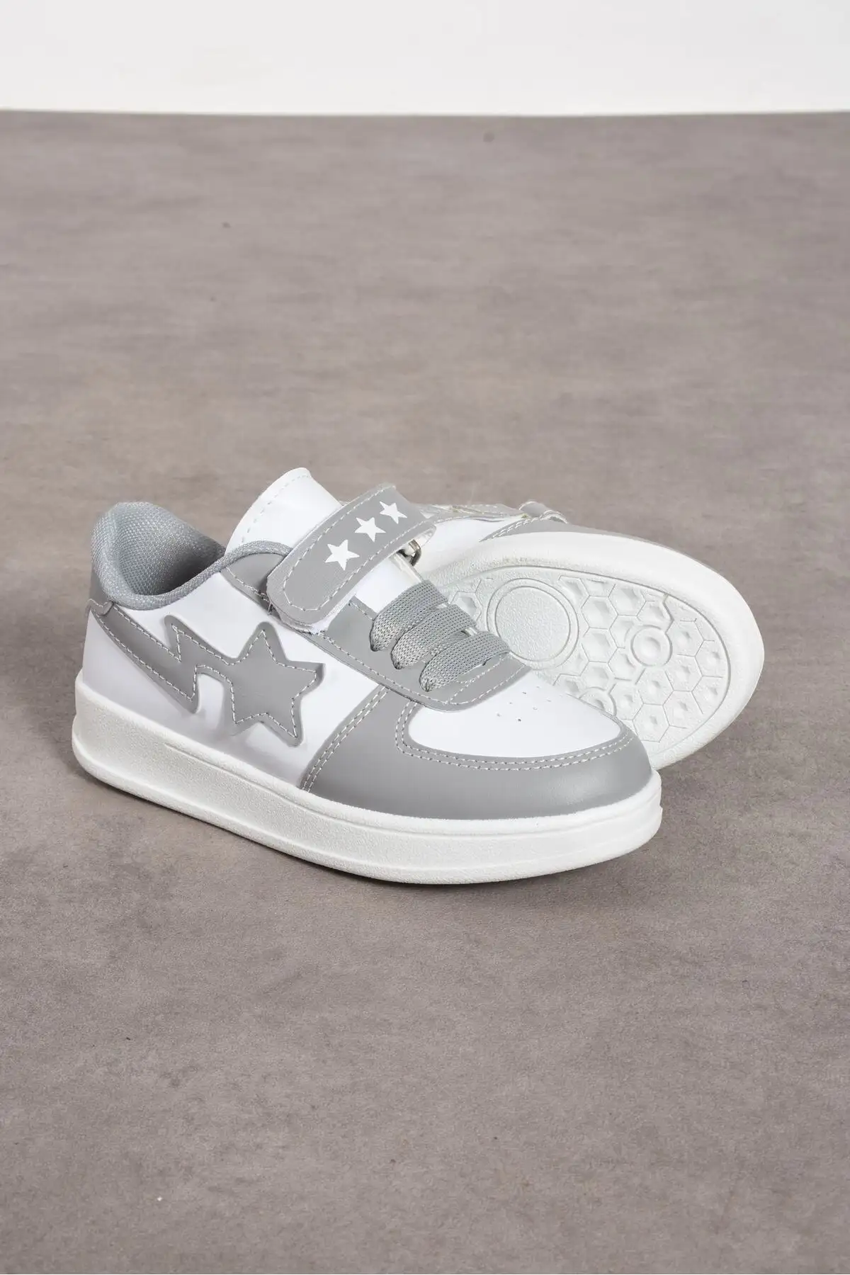 کفش پسرانه کفش مدرسه راحت و خوش comfortable برای بچهها به رنگ طوسی و سفید با بند چسبی و طراحی یونیسکس - 3715 کفش پسرانه کفش مدرسه راحت و خوش comfortable برای بچهها به رنگ طوسی و سفید با بند چسبی و طراحی یونیسکس - 3715