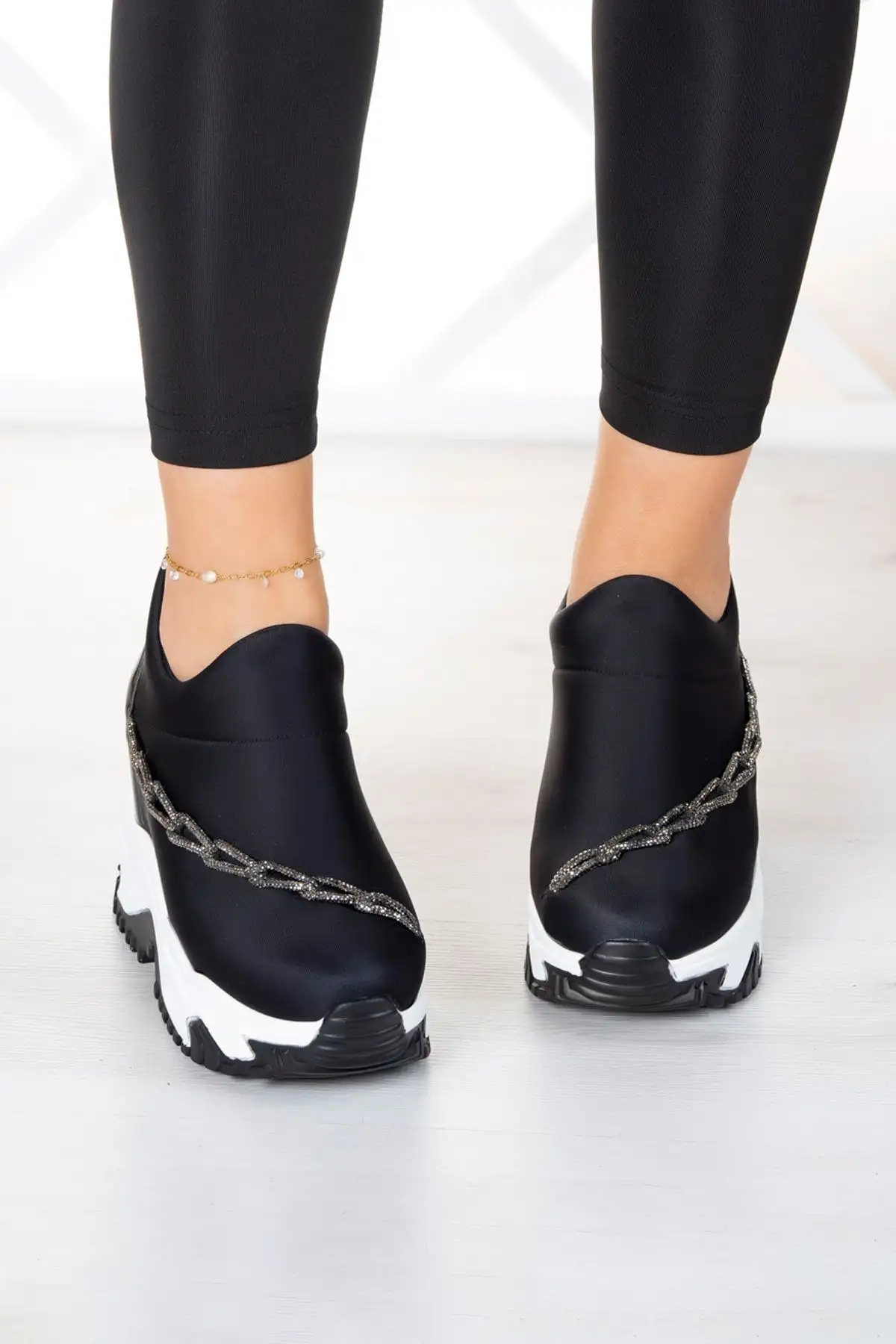 کفش پاشنه بلند زنانه  روزمره مگی با زنجیر نقرهای و سنگدار با پاشنه مخفی کشی - 4339 کفش پاشنه بلند زنانه روزمره مگی با زنجیر نقرهای و سنگدار با پاشنه مخفی کشی - 4339