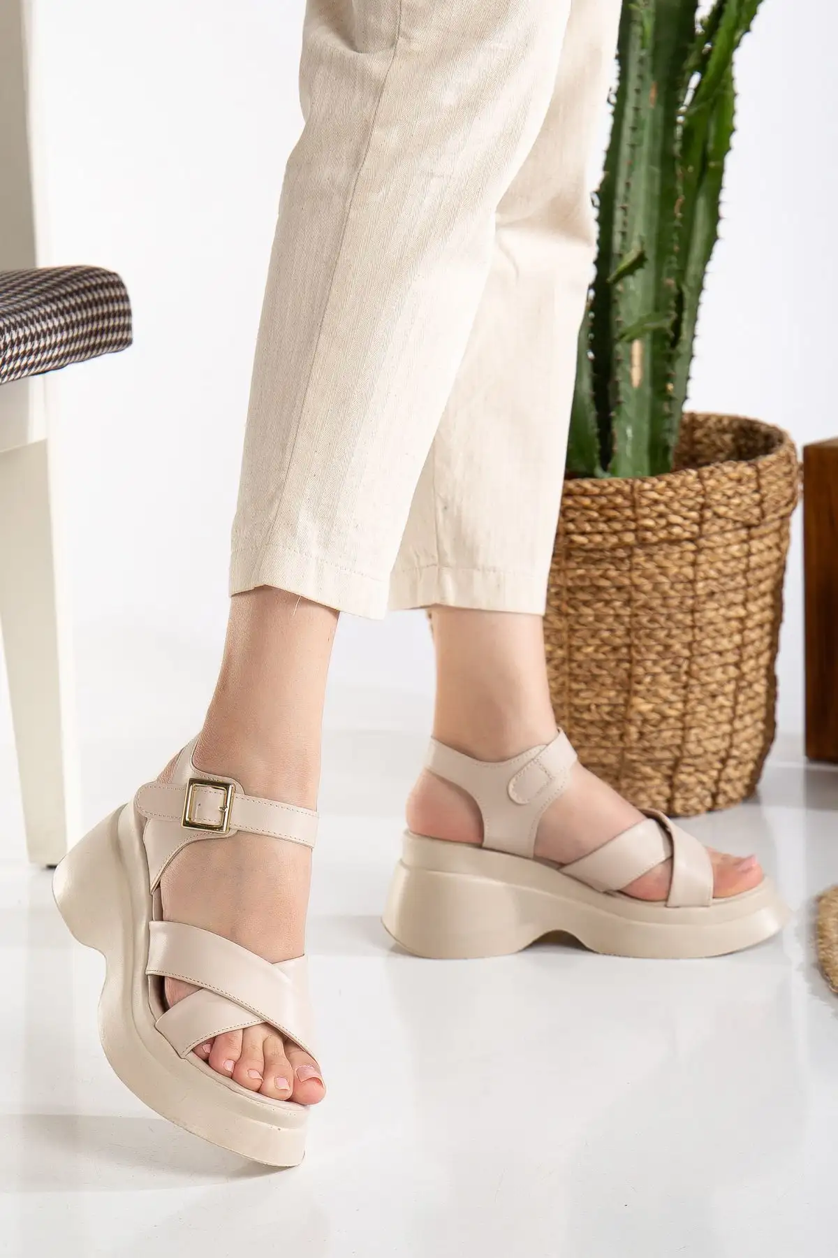 صندل روزمره زنانه با کفی بلند و نوارهای ضربدری - رنگ بژ - 3252 صندل روزمره زنانه با کفی بلند و نوارهای ضربدری - رنگ بژ - 3252