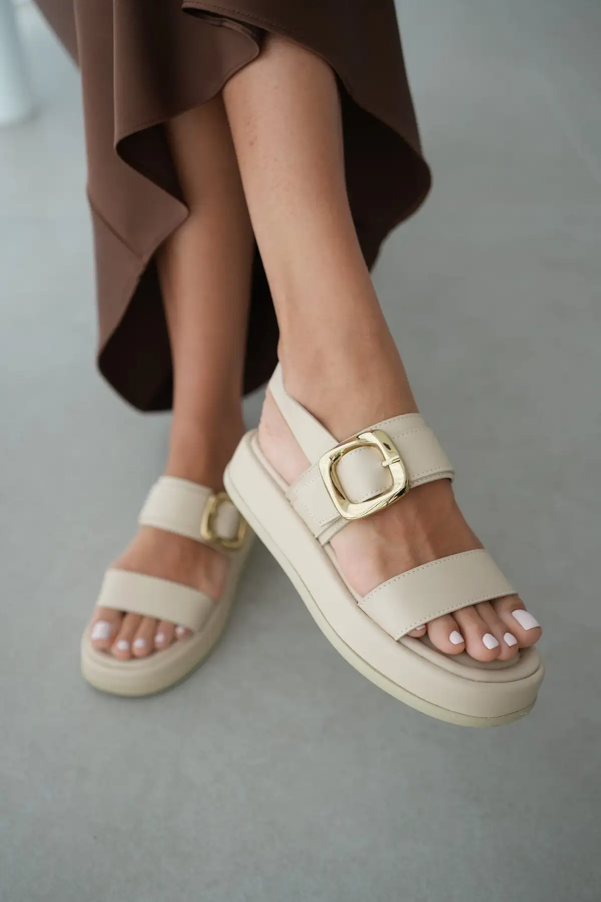 کفش راحتی خانه صندل زنانه نانسی با پاشنه باریک و قفل طلایی با جزئیات کشی - بژ - 3245 کفش راحتی خانه صندل زنانه نانسی با پاشنه باریک و قفل طلایی با جزئیات کشی - بژ - 3245