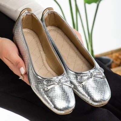 کفش اداری زنانه هانا، باله با پاپیون، رنگ نقره‌ای، شیک، مخصوص استفاده روزمره و محل کار، باله مد روز با پاپیون. - 5084