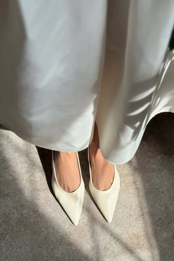 کفش پاشنه‌ بلند زنانه ملوین بیژ با طرح مات و جزئیات لاستیکی در مچ، کفش پاشنه‌بلند زنانه - 3663