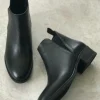 بوت و نیم‌ بوت زنانه ی چستنی از چرم طبیعی سیاه با کش کناری - 5017
