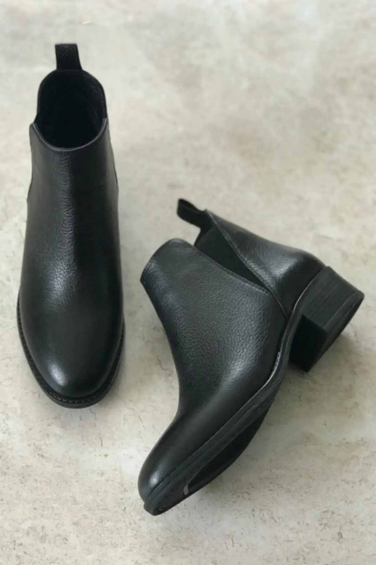 بوت و نیم بوت زنانه ی چستنی  از چرم طبیعی سیاه با کش کناری - 5017 بوت و نیم بوت زنانه ی چستنی از چرم طبیعی سیاه با کش کناری - 5017