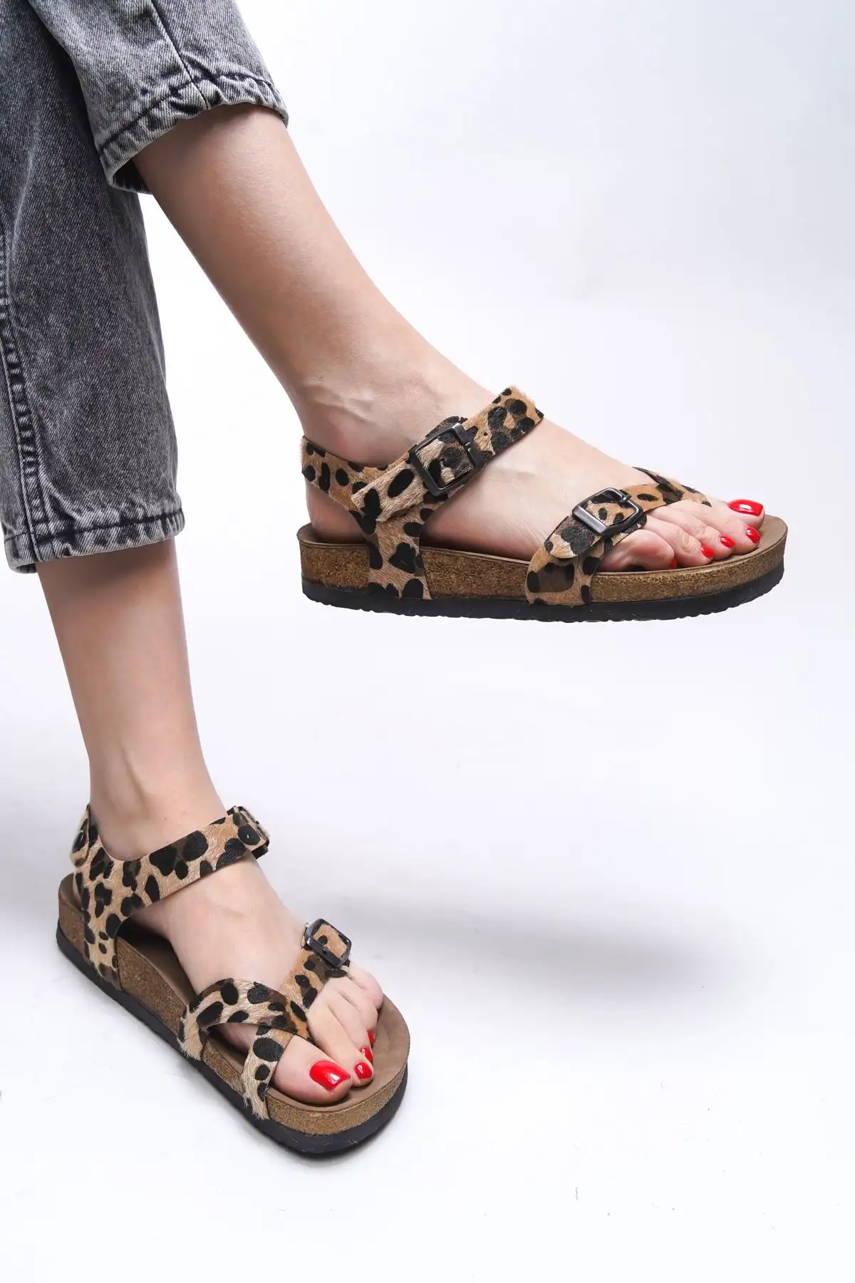 کفش صندل زنانه سندل  کلارمیت با طراحی لژدار و الگوی پلنگی مدل ۰۰۱۲۵۰۳ - 4685 کفش صندل زنانه سندل کلارمیت با طراحی لژدار و الگوی پلنگی مدل ۰۰۱۲۵۰۳ - 4685