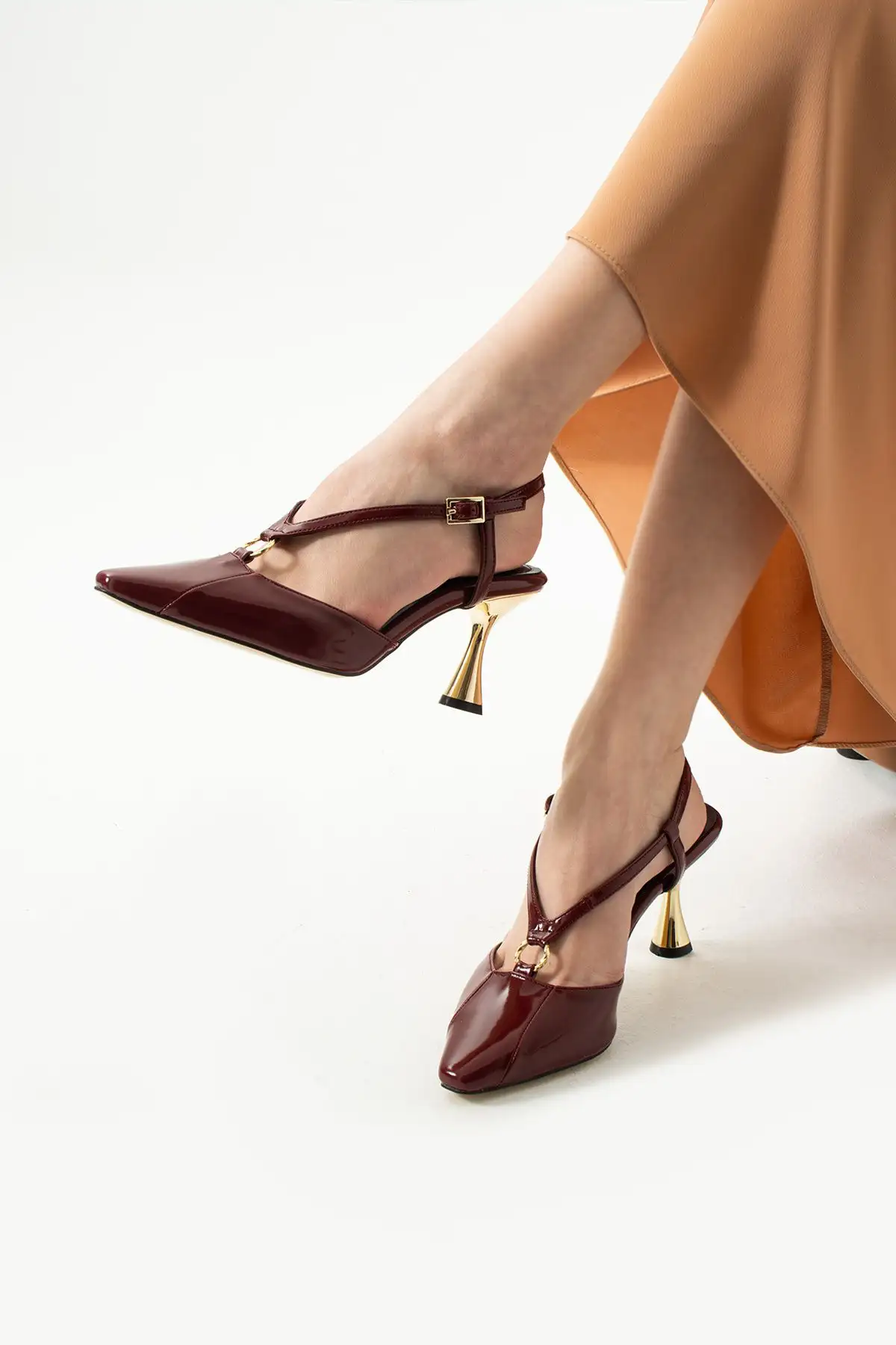 کفش پاشنه بلند زنانه  دار  لکس با رنگ bordo و روکش براق، با جزئیات طلایی، شیک و زیبا برای ترکیبهای روزمره و مناسبتهای خاص. - 4427 کفش پاشنه بلند زنانه دار لکس با رنگ bordo و روکش براق، با جزئیات طلایی، شیک و زیبا برای ترکیبهای روزمره و مناسبتهای خاص. - 4427
