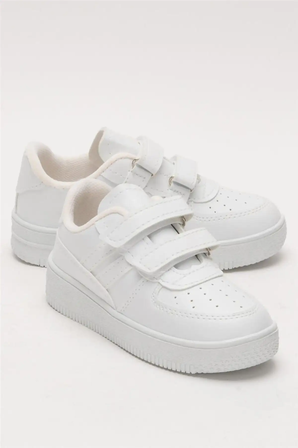 کفش بچگانه کفش ورزشی بچگانه مدل سفید - 3588 کفش بچگانه کفش ورزشی بچگانه مدل سفید - 3588