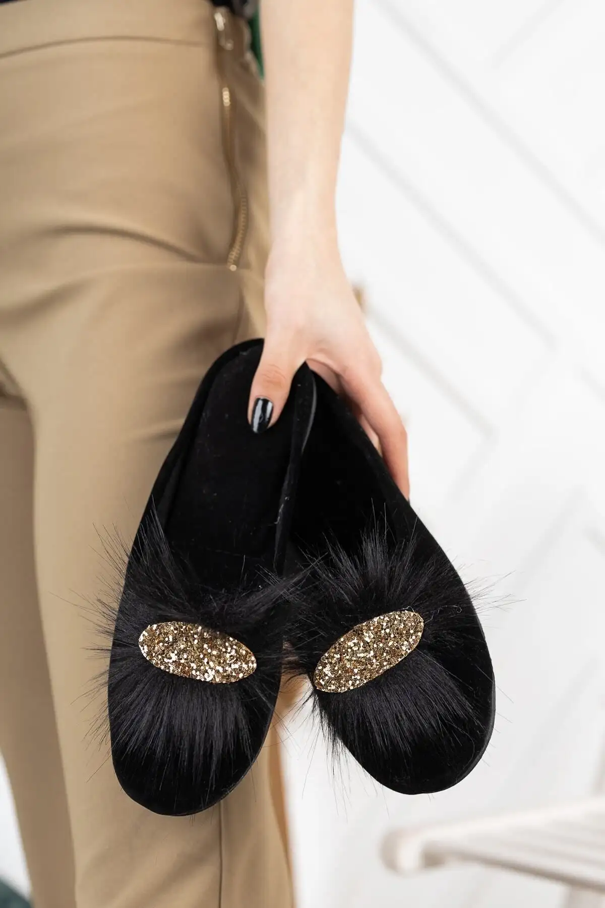 کفش راحتی خانه دمپایی زنانه سیاه، دمپایی زمستانی پشمالو با سنگهای زینتی، دمپایی با کفی نرم، دمپایی تزئینی برای جهیزیه - 3976 کفش راحتی خانه دمپایی زنانه سیاه، دمپایی زمستانی پشمالو با سنگهای زینتی، دمپایی با کفی نرم، دمپایی تزئینی برای جهیزیه - 3976