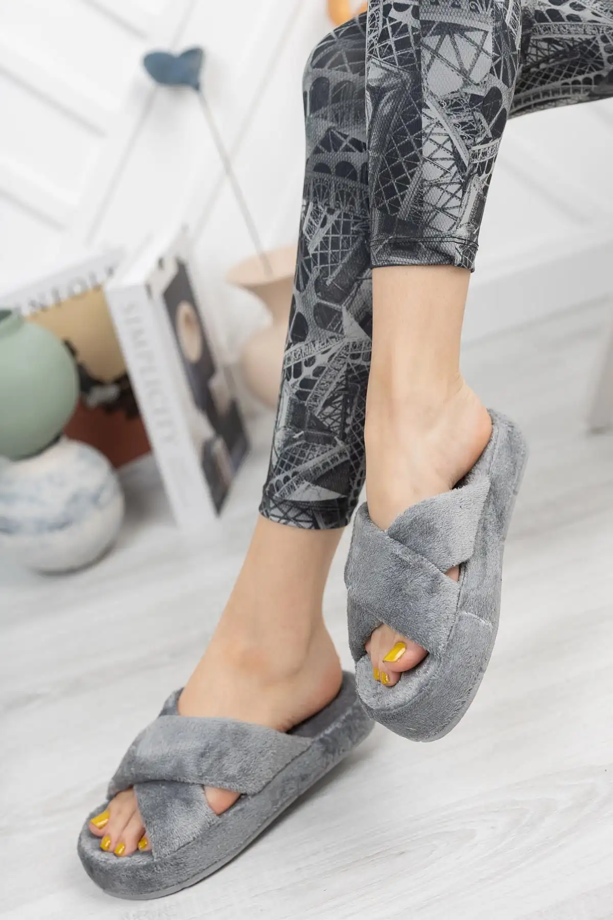 کفش راحتی خانه مدافراتو SMT-02 دمپایی زنانه کراس خانگی پشمی مخصوص زمستان - 4598 کفش راحتی خانه مدافراتو SMT-02 دمپایی زنانه کراس خانگی پشمی مخصوص زمستان - 4598