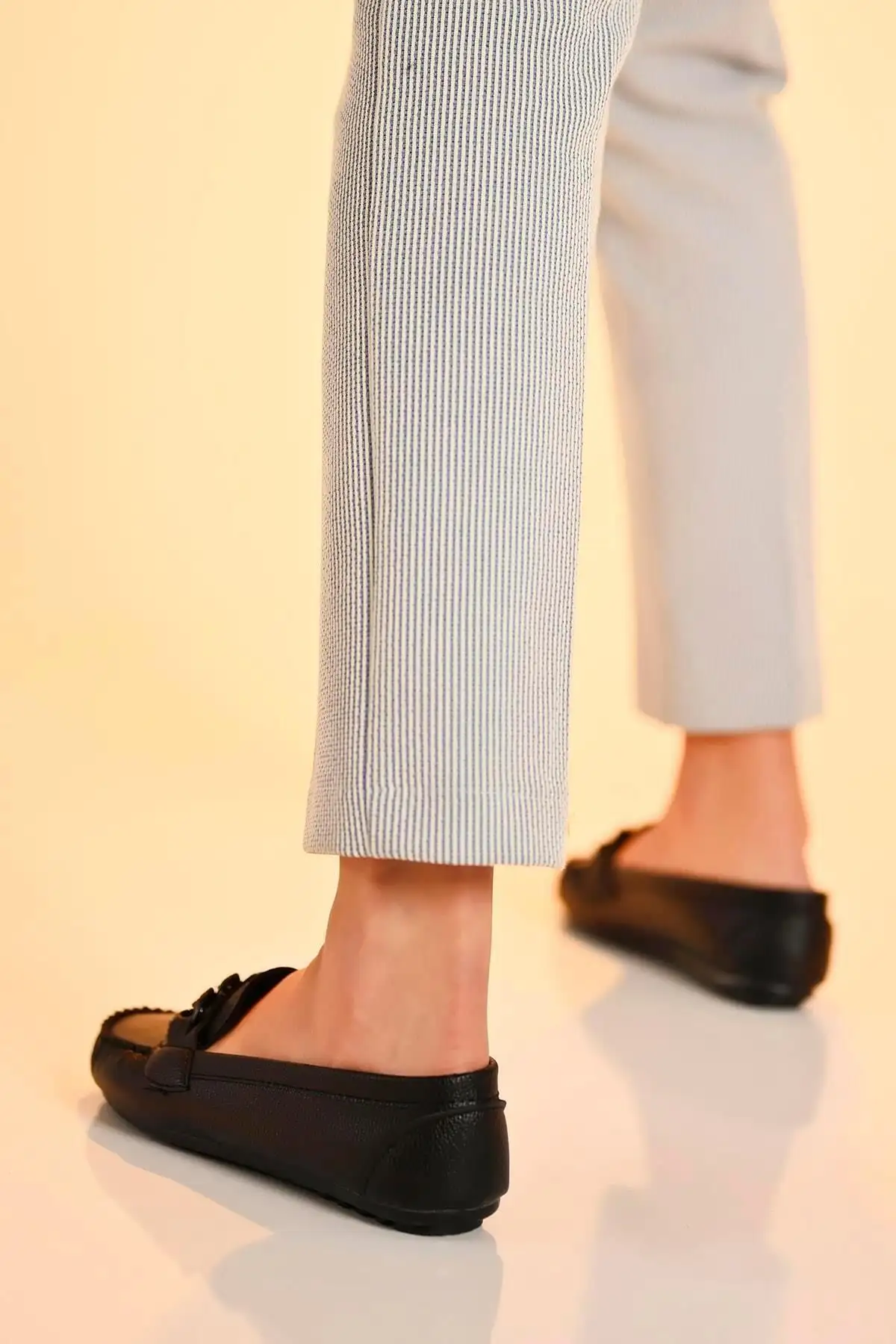 کفش تخت زنانه  روزمره  مشکی بابی با زنجیر مدل Bynddem02 - 4522 کفش تخت زنانه روزمره مشکی بابی با زنجیر مدل Bynddem02 - 4522