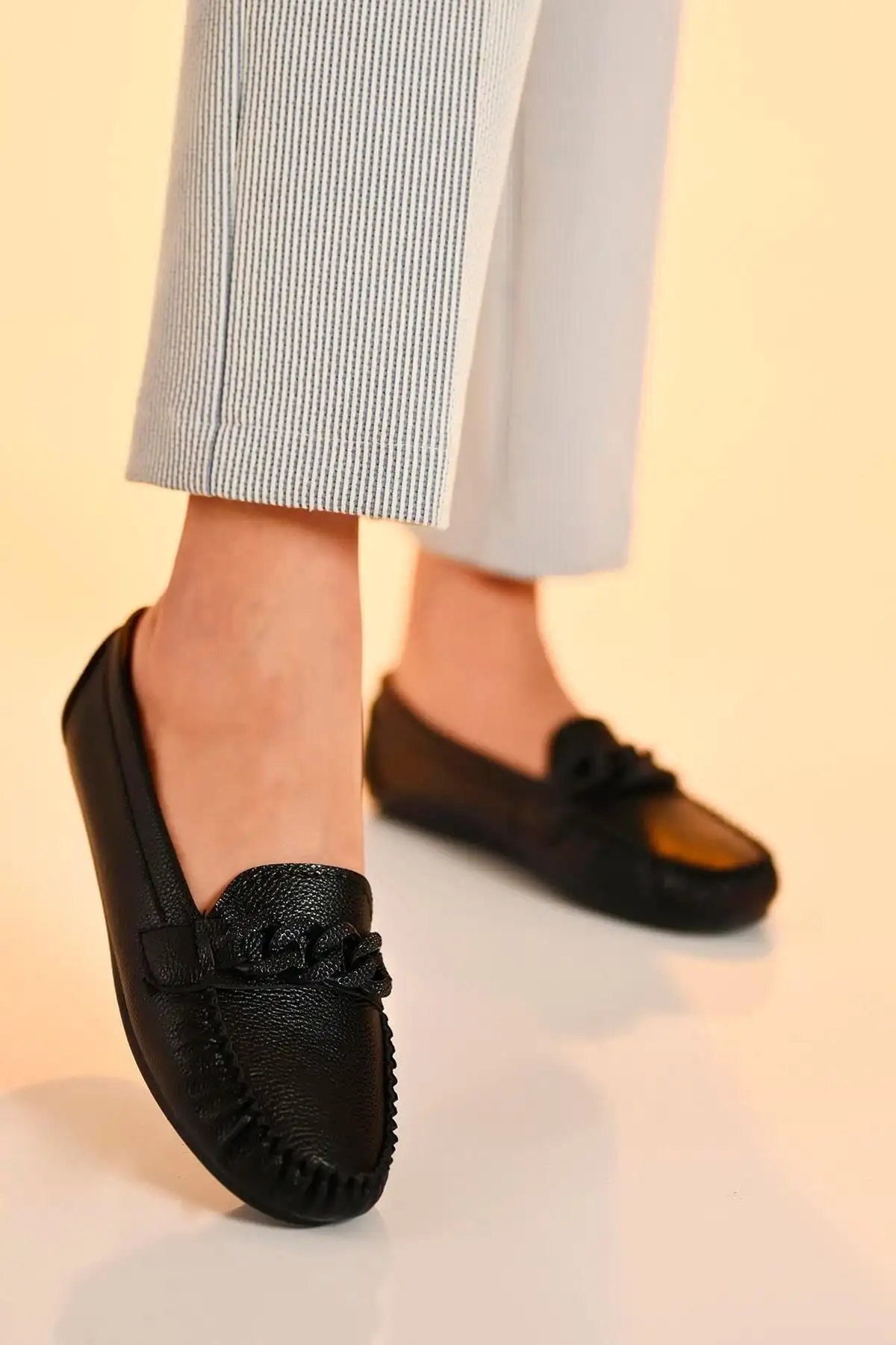 کفش تخت زنانه  روزمره  مشکی بابی با زنجیر مدل Bynddem02 - 4522 کفش تخت زنانه روزمره مشکی بابی با زنجیر مدل Bynddem02 - 4522