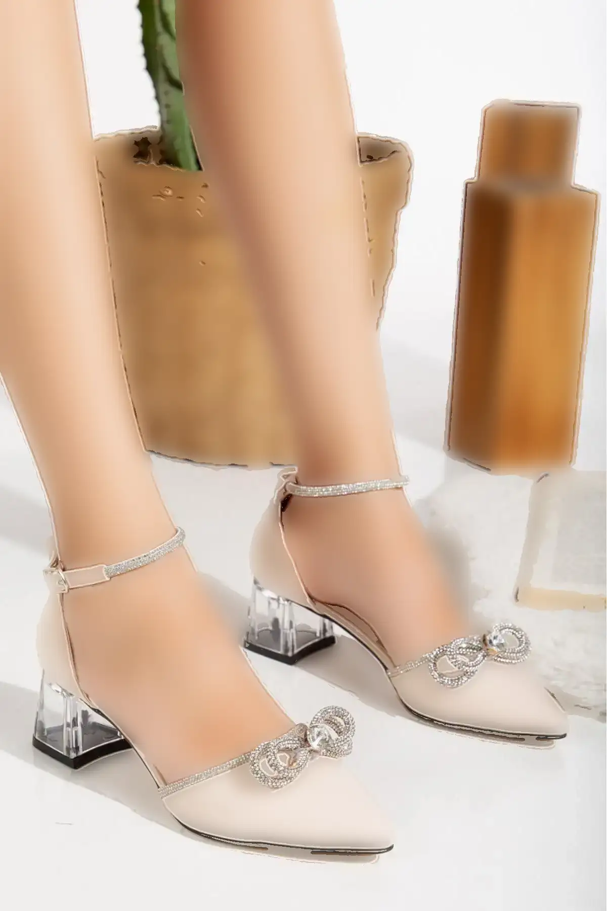 کفش پاشنه بلند زنانه  مجلسی دار با پاشنه مربع و ربان تزئینی، مناسب برای استفاده روزمره. - 5144 کفش پاشنه بلند زنانه مجلسی دار با پاشنه مربع و ربان تزئینی، مناسب برای استفاده روزمره. - 5144