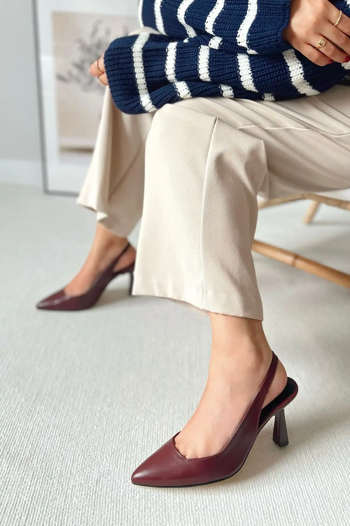 کفش اداری زنانه پاشنه‌دار مدل استیلتو با طراح شیک و پاشنه‌ بلند، پشت باز و نوک تیز، رنگ قرمز گیلاسی، برند اسپارک مات دیری. - 5091