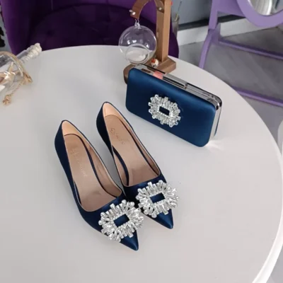 کفش اداری زنانه کیف کادو ست ساتن سرمه‌ای با پاشنه ۷ سانتیمتر زنانه استیلتیو با سنگ قیمتی رومی - 3559